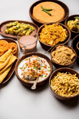 Jalebi-fafda, thepla, khaman dhokla, aloo bhujiya, khandvi, khakra, dahi vada, sıcak çay ile gathiya gibi Gujarati aperatifler Grubu