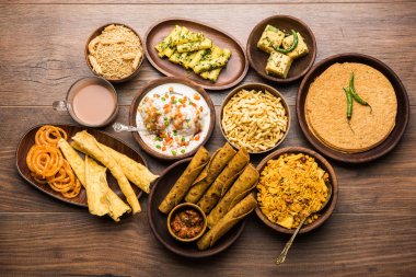 Jalebi-fafda, thepla, khaman dhokla, aloo bhujiya, khandvi, khakra, dahi vada, sıcak çay ile gathiya gibi Gujarati aperatifler Grubu
