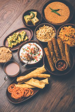 Jalebi-fafda, thepla, khaman dhokla, aloo bhujiya, khandvi, khakra, dahi vada, sıcak çay ile gathiya gibi Gujarati aperatifler Grubu