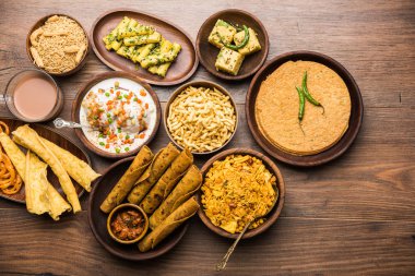 Jalebi-fafda, thepla, khaman dhokla, aloo bhujiya, khandvi, khakra, dahi vada, sıcak çay ile gathiya gibi Gujarati aperatifler Grubu