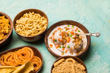 Jalebi-fafda, thepla, khaman dhokla, aloo bhujiya, khandvi, khakra, dahi vada, sıcak çay ile gathiya gibi Gujarati aperatifler Grubu