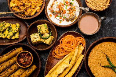 Jalebi-fafda, thepla, khaman dhokla, aloo bhujiya, khandvi, khakra, dahi vada, sıcak çay ile gathiya gibi Gujarati aperatifler Grubu