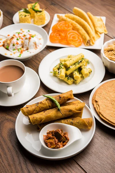 Grupo Lanches Gujarati Como Jalebi Fafda Thepla Khaman Dhokla Aloo — Fotografia de Stock