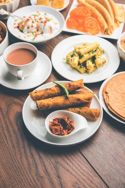 Grupo Bocadillos Gujarati Como Jalebi Fafda Thepla Khaman Dhokla Aloo — Foto de Stock