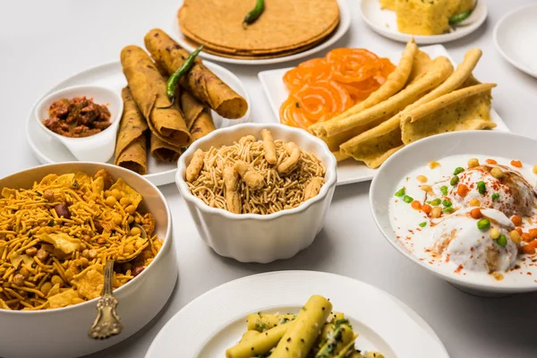 古吉拉特邦小吃 如贾列比 法福达 卡曼多克拉 阿卢布吉亚 坎德维 卡克拉 达希瓦达 加提亚热茶 — 图库照片