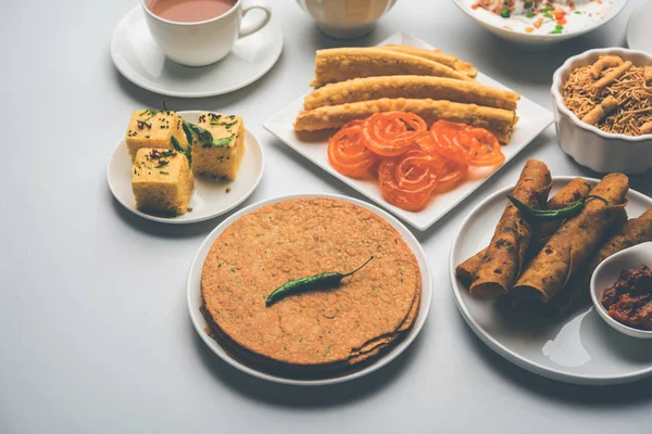 Gruppo Snack Gujarati Come Jalebi Fafda Thepla Khaman Dhokla Aloo — Foto Stock