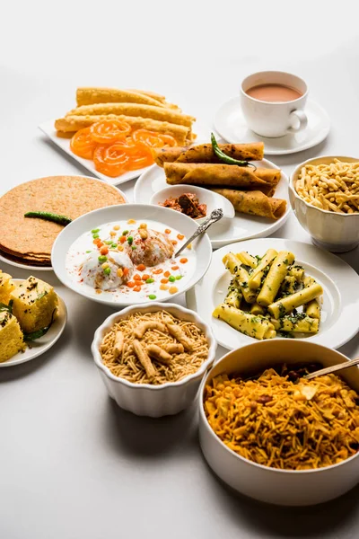 Gruppo Snack Gujarati Come Jalebi Fafda Thepla Khaman Dhokla Aloo — Foto Stock