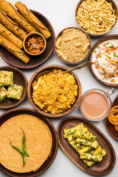 Gruppo Snack Gujarati Come Jalebi Fafda Thepla Khaman Dhokla Aloo — Foto Stock