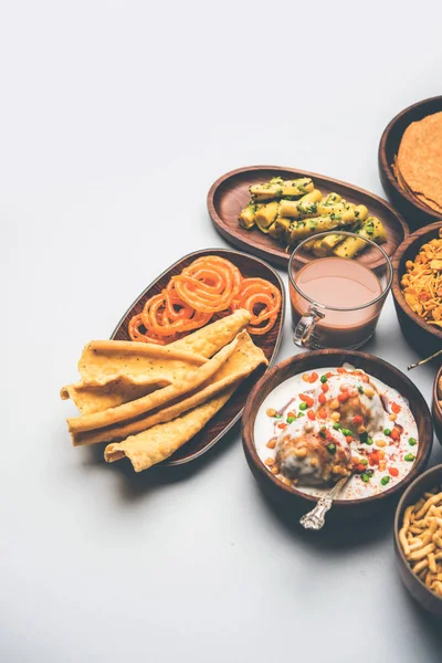 Groep Van Gujarati Snacks Zoals Jalebi Fafda Thepla Khaman Dhokla — Stockfoto