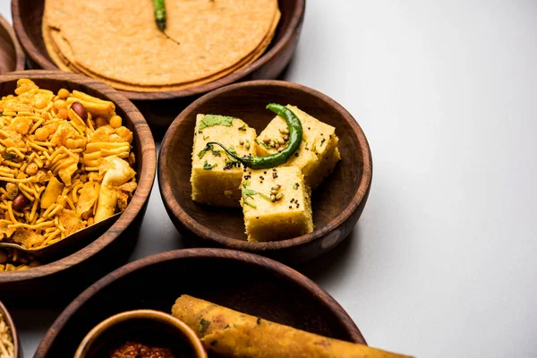 Grupo Bocadillos Gujarati Como Jalebi Fafda Thepla Khaman Dhokla Aloo — Foto de Stock