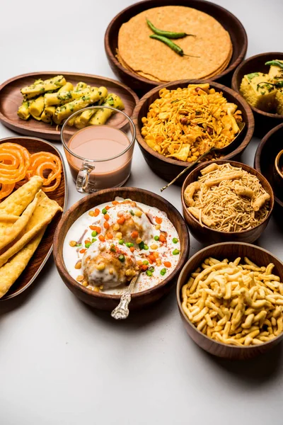 Grupo Lanches Gujarati Como Jalebi Fafda Thepla Khaman Dhokla Aloo — Fotografia de Stock