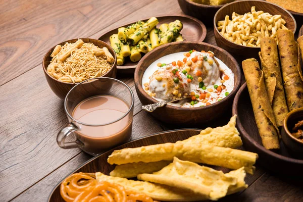 Kelompok Makanan Ringan Gujarat Seperti Jalebi Fafda Thepla Khaman Dhokla — Stok Foto