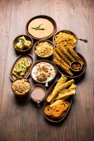 Group Gujarati Snacks Jalebi Fafda Thepla Khaman Dhokla Aloo Bhujiya — Stock Photo, Image