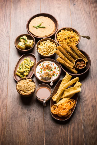 Group Gujarati Snacks Jalebi Fafda Thepla Khaman Dhokla Aloo Bhujiya — Stock Photo, Image