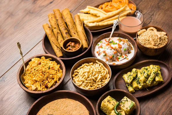 Grupo Lanches Gujarati Como Jalebi Fafda Thepla Khaman Dhokla Aloo — Fotografia de Stock