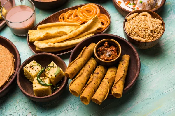 Grupo Bocadillos Gujarati Como Jalebi Fafda Thepla Khaman Dhokla Aloo — Foto de Stock