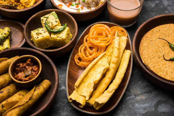 Grupo Bocadillos Gujarati Como Jalebi Fafda Thepla Khaman Dhokla Aloo — Foto de Stock