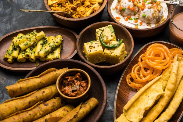 Groep Van Gujarati Snacks Zoals Jalebi Fafda Thepla Khaman Dhokla — Stockfoto