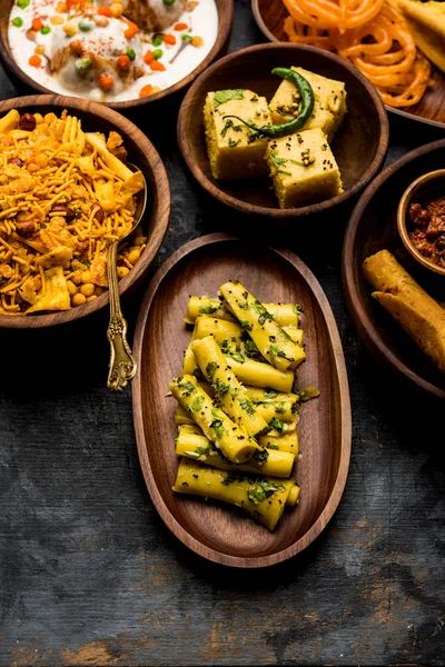 Grupo Bocadillos Gujarati Como Jalebi Fafda Thepla Khaman Dhokla Aloo — Foto de Stock