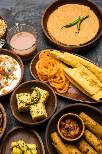 Groep Van Gujarati Snacks Zoals Jalebi Fafda Thepla Khaman Dhokla — Stockfoto