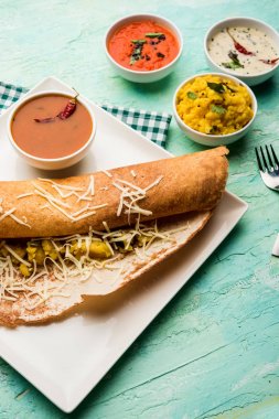 peynir masala dosa tarifi sambar ve chutney, seçici odak ile