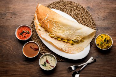 peynir masala dosa tarifi sambar ve chutney, seçici odak ile