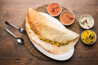 peynir masala dosa tarifi sambar ve chutney, seçici odak ile