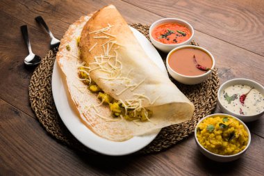 peynir masala dosa tarifi sambar ve chutney, seçici odak ile