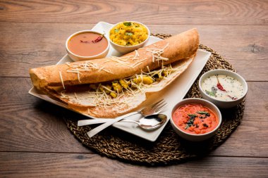 peynir masala dosa tarifi sambar ve chutney, seçici odak ile