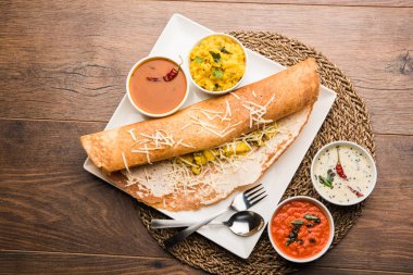 peynir masala dosa tarifi sambar ve chutney, seçici odak ile
