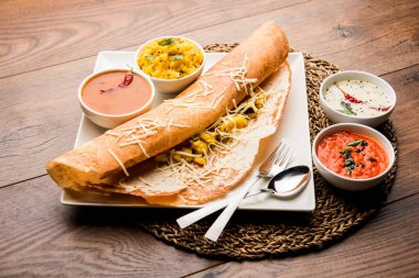 peynir masala dosa tarifi sambar ve chutney, seçici odak ile
