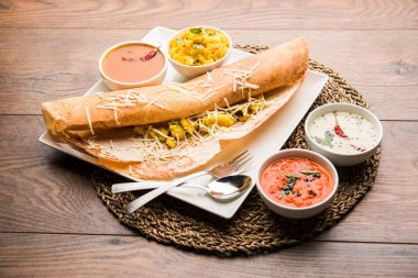 peynir masala dosa tarifi sambar ve chutney, seçici odak ile