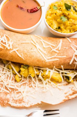 peynir masala dosa tarifi sambar ve chutney, seçici odak ile