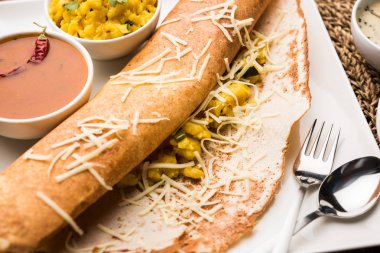 peynir masala dosa tarifi sambar ve chutney, seçici odak ile