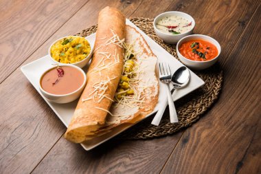 peynir masala dosa tarifi sambar ve chutney, seçici odak ile