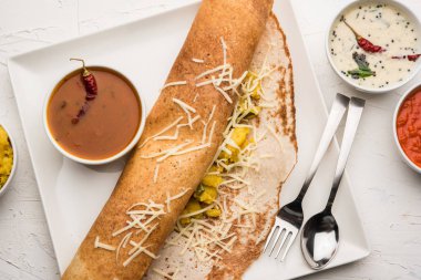 peynir masala dosa tarifi sambar ve chutney, seçici odak ile