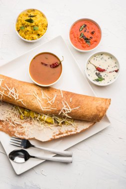 peynir masala dosa tarifi sambar ve chutney, seçici odak ile