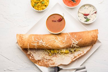 peynir masala dosa tarifi sambar ve chutney, seçici odak ile