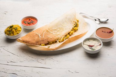 peynir masala dosa tarifi sambar ve chutney, seçici odak ile