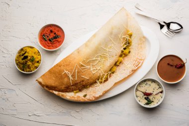 peynir masala dosa tarifi sambar ve chutney, seçici odak ile