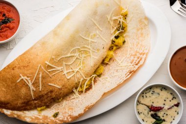 peynir masala dosa tarifi sambar ve chutney, seçici odak ile