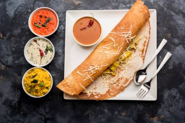 peynir masala dosa tarifi sambar ve chutney, seçici odak ile