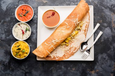 peynir masala dosa tarifi sambar ve chutney, seçici odak ile