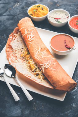 peynir masala dosa tarifi sambar ve chutney, seçici odak ile