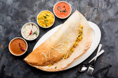 peynir masala dosa tarifi sambar ve chutney, seçici odak ile