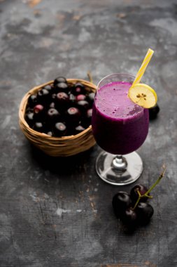 Java erik, jambolan erik, jambhul, syzygium cumini olarak da adlandırılan bir bardak ta jamun meyve suyu