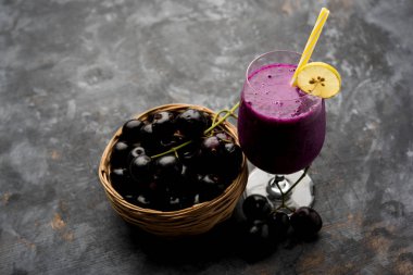 Java erik, jambolan erik, jambhul, syzygium cumini olarak da adlandırılan bir bardak ta jamun meyve suyu