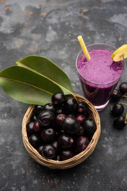 Java erik, jambolan erik, jambhul, syzygium cumini olarak da adlandırılan bir bardak ta jamun meyve suyu