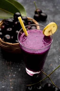 Java erik, jambolan erik, jambhul, syzygium cumini olarak da adlandırılan bir bardak ta jamun meyve suyu