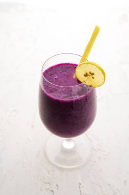 Java erik, jambolan erik, jambhul, syzygium cumini olarak da adlandırılan bir bardak ta jamun meyve suyu